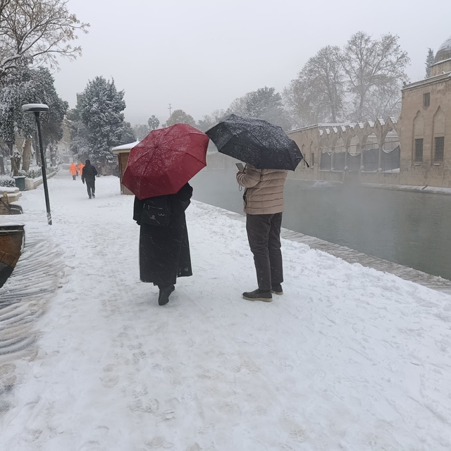 Balıklıgöl beyaza büründü
Kar altındaki Balıklıgöl'de şiir okudu, türkü söy...