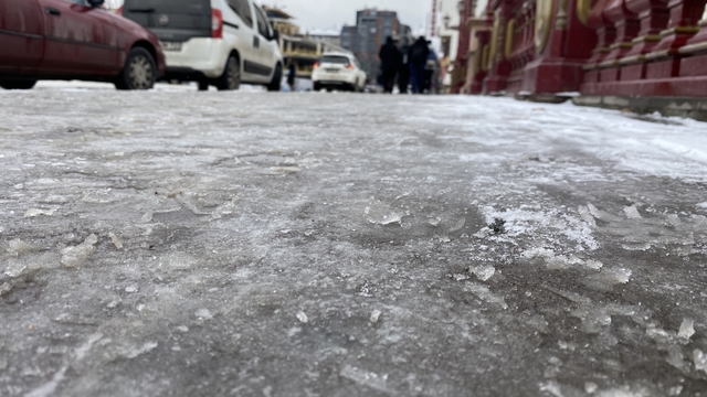 Eskişehir'de kaldırımlar buz pistine döndü
Porsuk Çayı'nın yüzeyi buz tutmaya başladı
