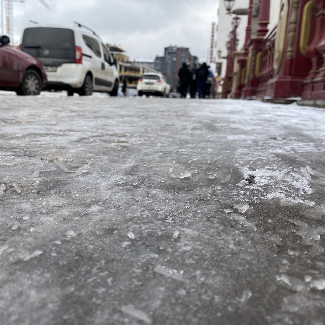 Eskişehir'de kaldırımlar buz pistine döndü
Porsuk Çayı'nın yüzeyi buz tutma...