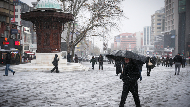 Bursa kent merkezinde kar yağışı etkili oluyor