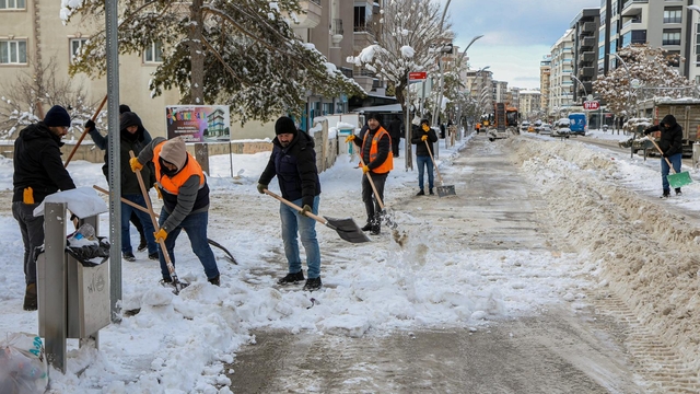 Van, Hakkari, Bitlis ve Muş'ta 158 yerleşim yerine ulaşım sağlanamıyor