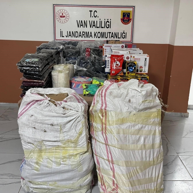 Başkale'de gümrük kaçağı malzeme ele geçirildi