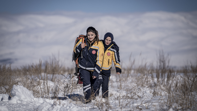 Erzurum'da 112 Sağlık ekipleri paletli ve snowtrack ambulanslarla kışa hazır