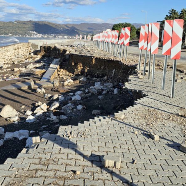 Dev dalgalar Cide-Bartın yoluna zarar verdi