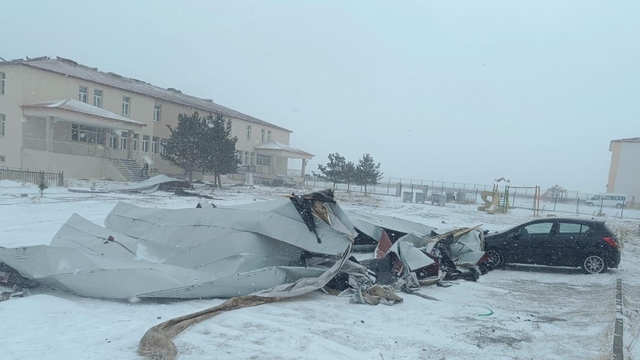 Ardahan'da kar ve tipi: Ilgar Geçidi ulaşıma kapandı, pansiyonun çatısı uçtu