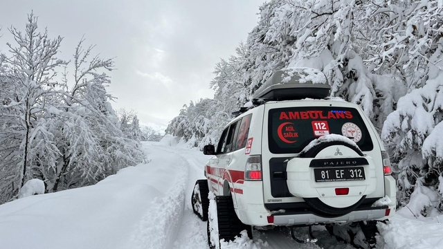 Düzce'de yaşlı hastaya paletli ambulans ulaştı