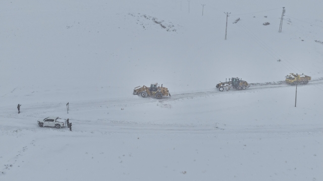 Van'da kardan dolayı kapanan 569 yolun 506'sı açıldı