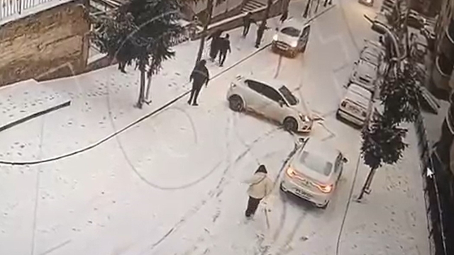 Gümüşhane'de buzlu yolda yokuş aşağı kayan araçlar kamerada