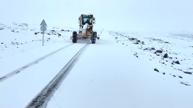 Şanlıurfa'da yoğun kar yağışı nedeniyle bazı yollar trafiğe kapatıldı