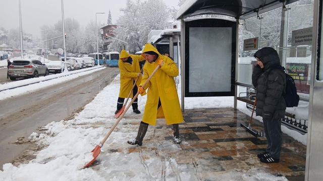 Kahramanmaraş'ta yaya yolları temizleniyor
