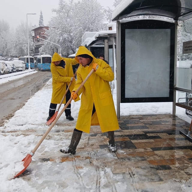 Kahramanmaraş'ta yaya yolları temizleniyor