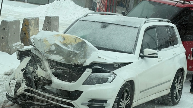 Tatvan Belediye Başkanının makam aracı kaza yaptı