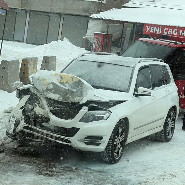 Tatvan Belediye Başkanının makam aracı kaza yaptı