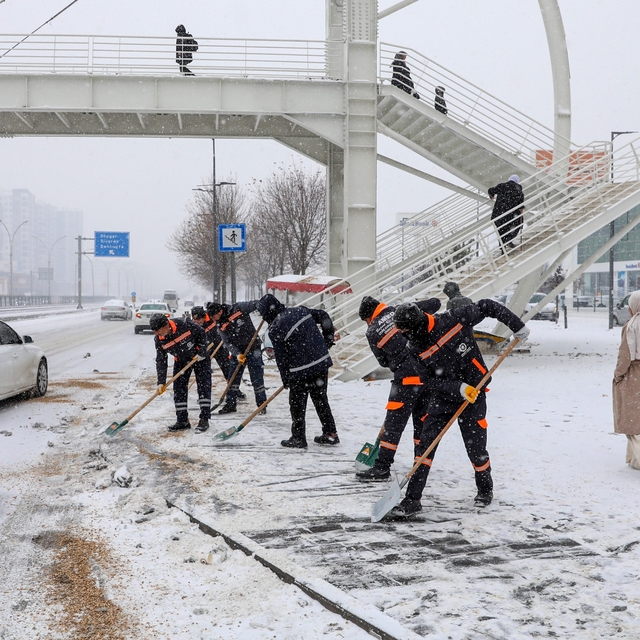 Diyarbakır'da kar ve buzlanmaya karşı 850 personel sahada çalışıyor