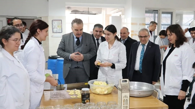 Kaymakam Odabaş meslek lisesindeki üretim alanlarını inceledi