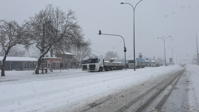 Kahramanmaraş-Kayseri kara yolu kar ve tipi nedeniyle ulaşıma kapandı