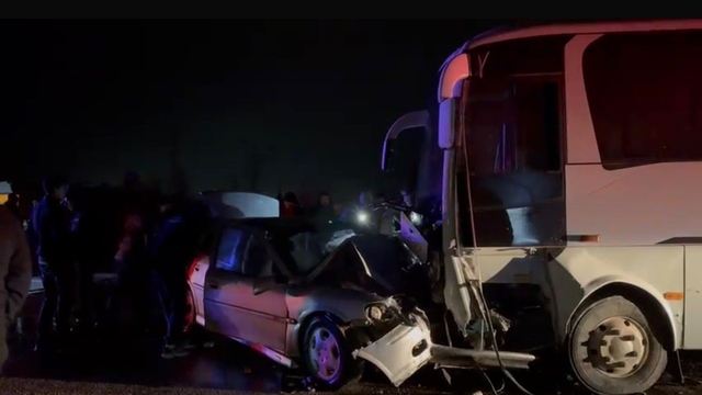 Gönen'de işçi servisi ile otomobil çarpıştı: 1 ölü, 13 yaralı