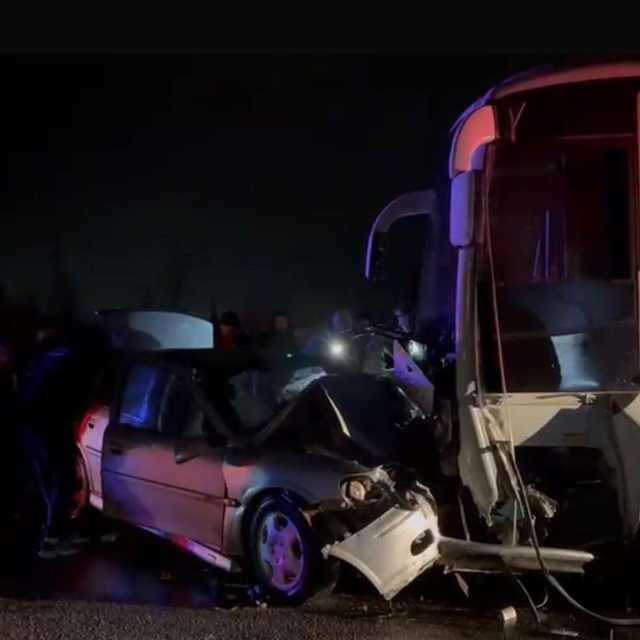 Gönen'de işçi servisi ile otomobil çarpıştı: 1 ölü, 13 yaralı