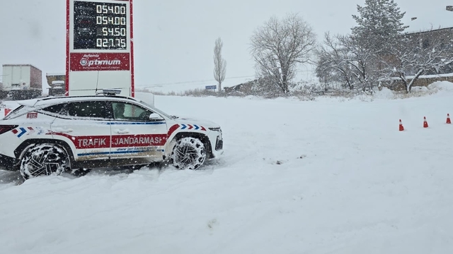 Gemerek'te kar yağışı etkili oluyor
