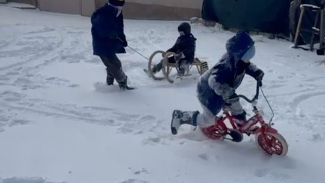 Bin 430 rakımlı köyde kar tatili yapan çocukların kızak keyfi