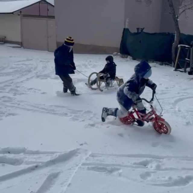 Bin 430 rakımlı köyde kar tatili yapan çocukların kızak keyfi