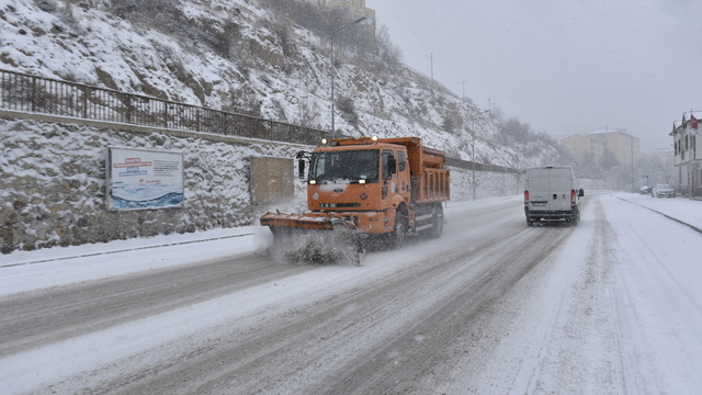 Artvin ve Gümüşhane'de 126 köy yolu ulaşıma kapandı