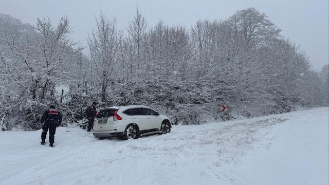 Salıpazarı'nda yolda kalanları jandarma kurtardı
