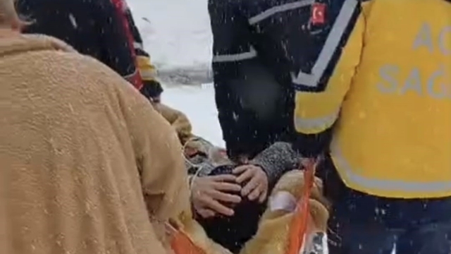 Sağlık ekipleri 72 saat içerisinde karda mahsur kalan 265 hastaya ulaştı