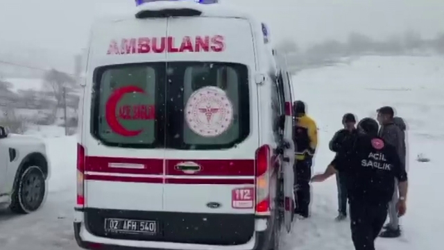 Ambulansla karda mahsur kalan hastayı belediye ekipleri kurtardı