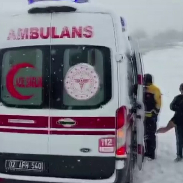 Ambulansla karda mahsur kalan hastayı belediye ekipleri kurtardı