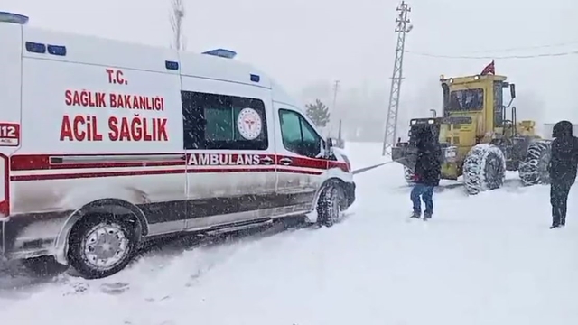 Sivas'ta hamile kadın rahatsızlandı, kapanan yolu açmak için ekipler seferber oldu