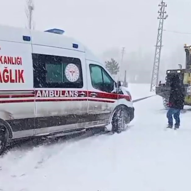 Sivas'ta hamile kadın rahatsızlandı, kapanan yolu açmak için ekipler seferb...