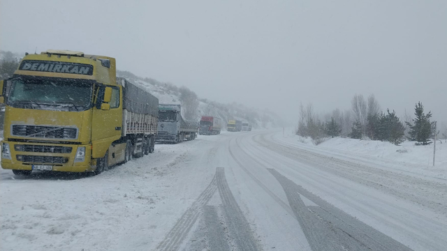 Tokat-Sivas kara yolunda kar yağışı nedeniyle ulaşım aksadı