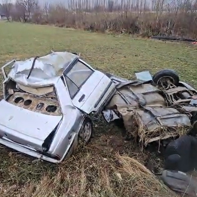 Ağaca çarpan otomobil ikiye bölündü; 1 ağır yaralı