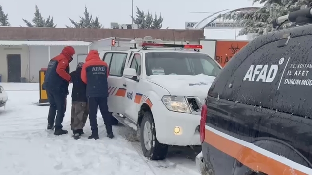 Adıyaman'da karda mahsur kalan araçtaki 3 diyaliz hastası AFAD ekiplerince kurtarıldı