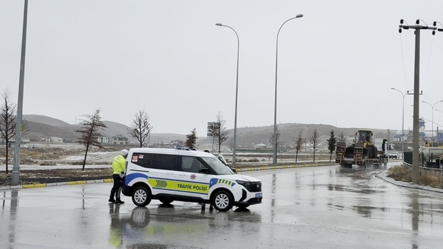 Aksaray'da Ortaköy yolu yoğun kar yağışı nedeniyle ulaşıma kapatıldı