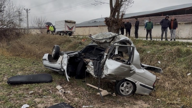 Tokat'ta feci kaza: İkiye ayrılan otomobil sürücüsü ağır yaralandı