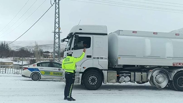Sivas'ta etkili olan kar ulaşımda aksamalara neden oldu
Kayseri-Malatya kara yolu büyük araç trafiğine kapatıldı
