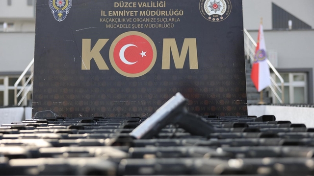 Polis ve Jandarmadan yeni yıl öncesi kaçak alkol operasyonu
10 günde 5 bin 923 kişi sorgulandı 900 litre kaçak alkol ele geçirildi