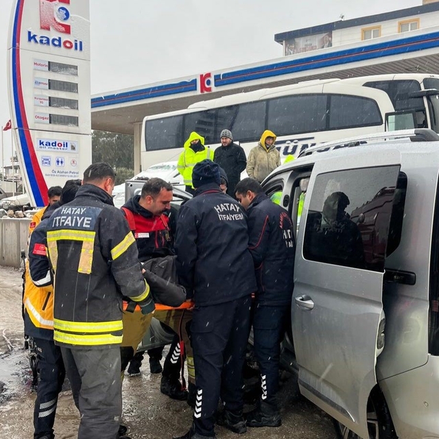 Duvara çarpan hafif ticari aracın sürücüsü yaralandı