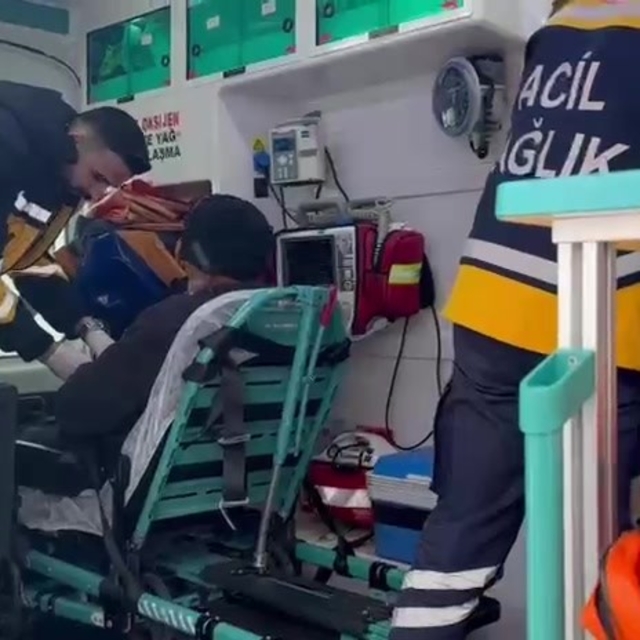 Gercüş'te hasta vatandaş, ambulans ve mahsur kalan araçlar kurtarıldı