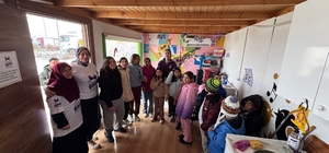 Türkiye'nin dört bir yanından gönderilen yılbaşı ikramlıkları öğrencilere u...