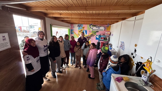 Türkiye'nin dört bir yanından gönderilen yılbaşı ikramlıkları öğrencilere ulaştırıldı