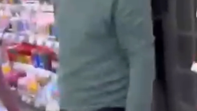 Kırtasiyede genç kızın fotoğrafını çeken şüpheliye tepki