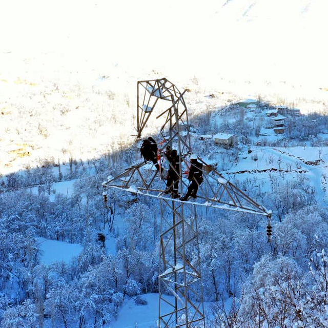 Bitlis'te yüksek gerilim hattında zorlu kış mesaisi