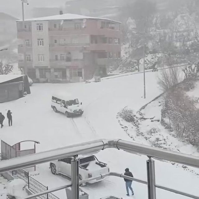 Kayarak üzerine gelen minibüsü gördü, manevrasıyla kazadan kurtuldu