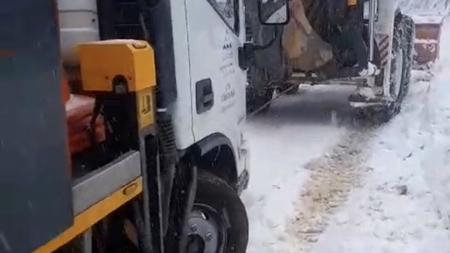 Elektrik arızası için gittikleri köyde mahsur kaldılar