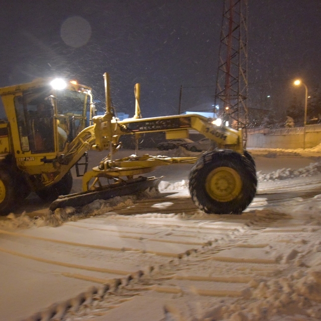 Bilecik'te belediye ekiplerinin sabaha saatlerinde yoğun kar mesaisi