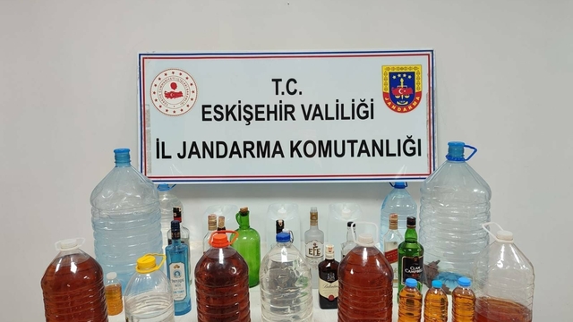 Jandarma satışa hazırlanan 78 litre kaçak alkolü ele geçirdi, 1 kişi yakalandı