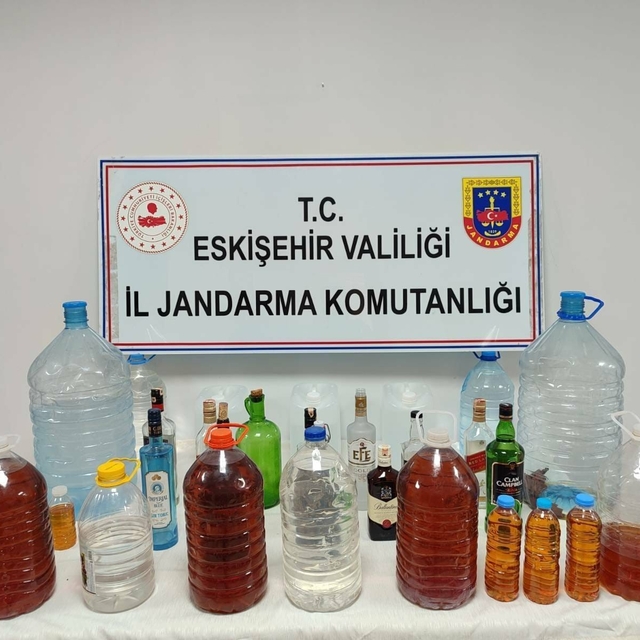 Jandarma satışa hazırlanan 78 litre kaçak alkolü ele geçirdi, 1 kişi yakala...